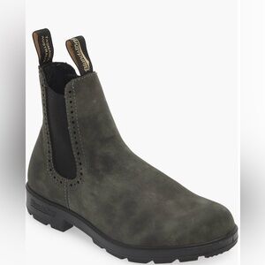 Women Blundstone Chelsea Boots.